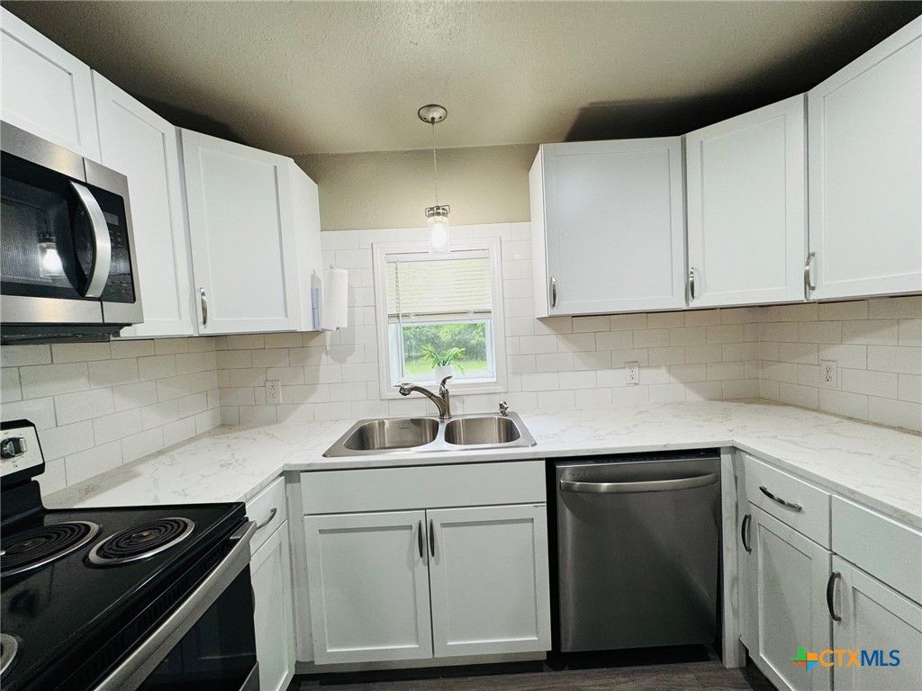 Image 6 of property listing at 706 Golf Course Road, Gatesville, TX 76528