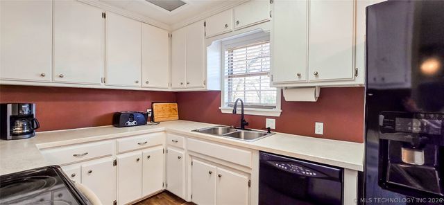 1614 Sherwood Road, Eufaula, OK 74432