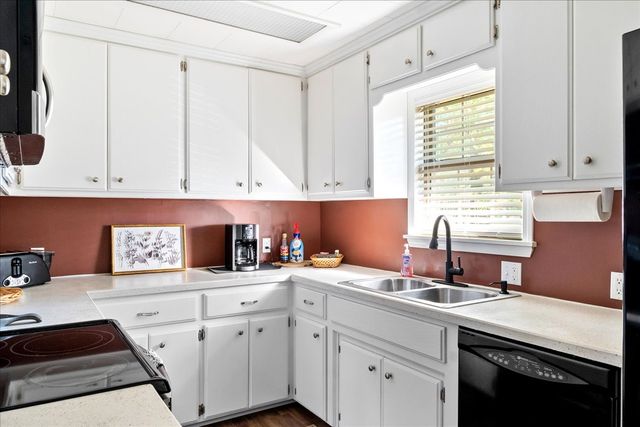 1614 Sherwood Road, Eufaula, OK 74432