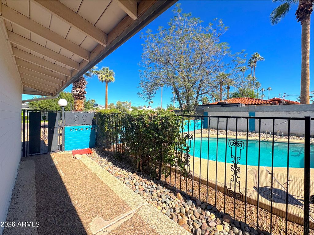 2711 E GLENROSA Avenue, Phoenix, AZ 85016