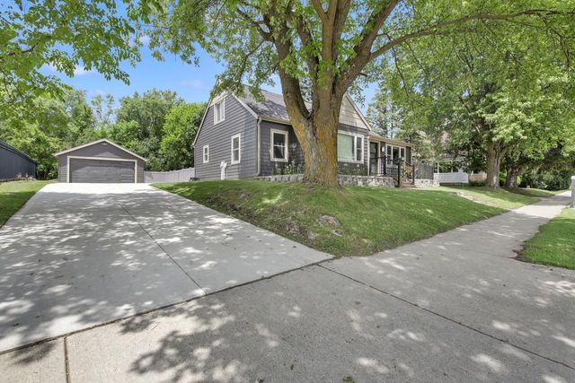 131 Kettle Moraine DRIVE N, Slinger, WI 53086