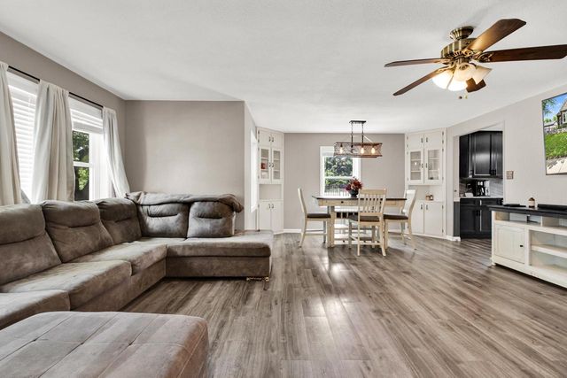 131 Kettle Moraine DRIVE N, Slinger, WI 53086
