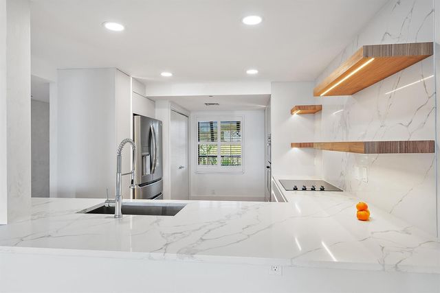 356 GOLFVIEW Road 405, North Palm Beach, FL 33408