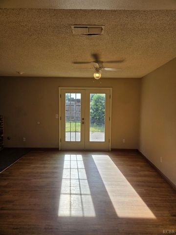 2889 Adrian Circle, Hanford, CA 93230