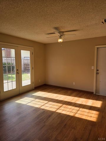 2889 Adrian Circle, Hanford, CA 93230