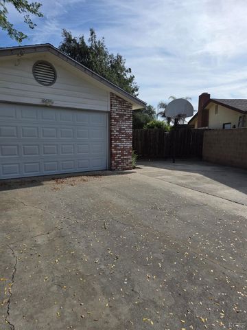 2889 Adrian Circle, Hanford, CA 93230