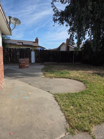 2889 Adrian Circle, Hanford, CA 93230