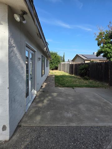 2889 Adrian Circle, Hanford, CA 93230