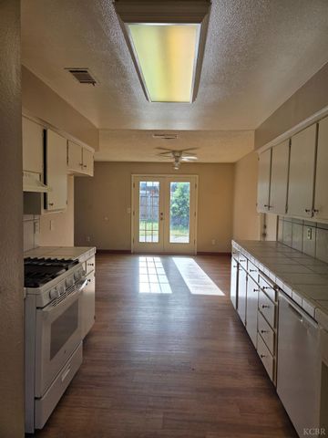 2889 Adrian Circle, Hanford, CA 93230