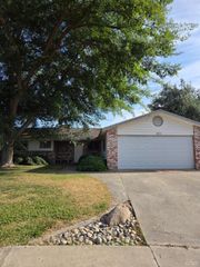 2889 Adrian Circle, Hanford, CA 93230