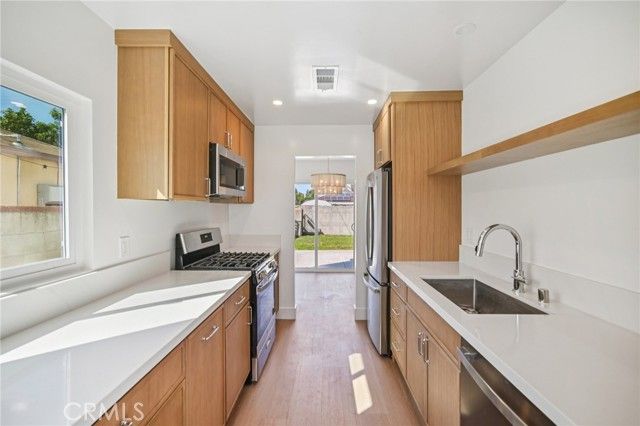 8061 Hesperia, Reseda (los Angeles), CA 91335