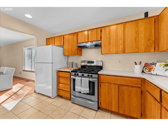 1037 Ne LIJA Loop, Portland, OR 97211
