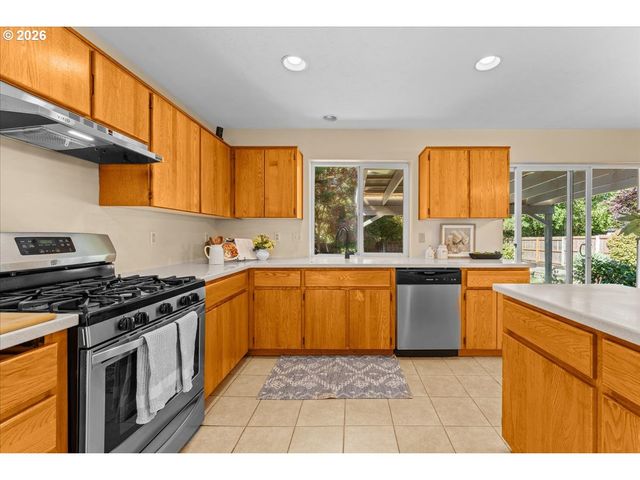 1037 Ne LIJA Loop, Portland, OR 97211