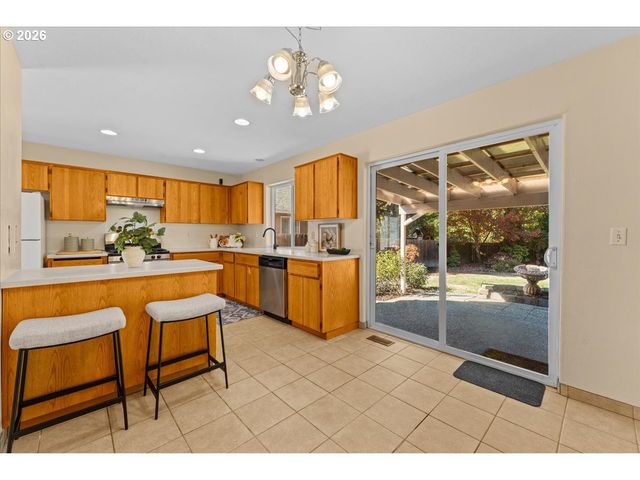 1037 Ne LIJA Loop, Portland, OR 97211