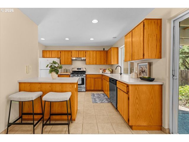 1037 Ne LIJA Loop, Portland, OR 97211