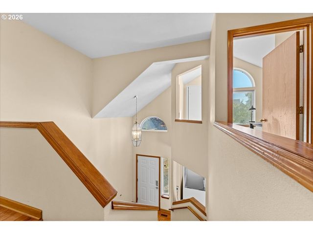 1037 Ne LIJA Loop, Portland, OR 97211