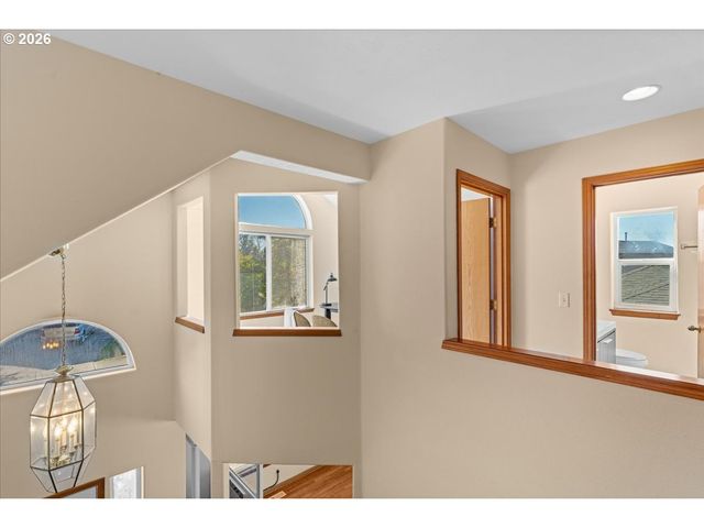 1037 Ne LIJA Loop, Portland, OR 97211