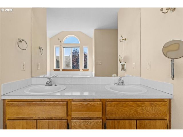 1037 Ne LIJA Loop, Portland, OR 97211