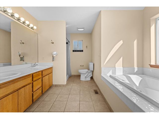 1037 Ne LIJA Loop, Portland, OR 97211