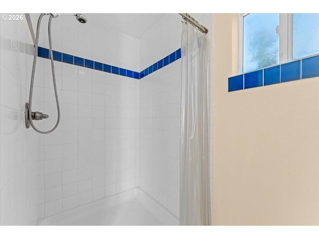 1037 Ne LIJA Loop, Portland, OR 97211