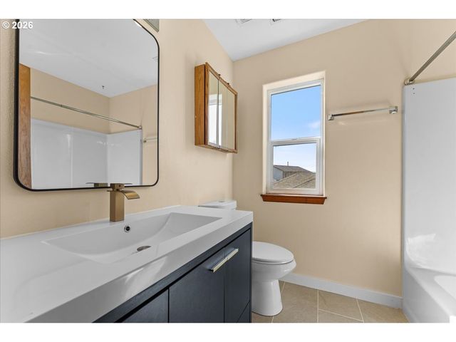 1037 Ne LIJA Loop, Portland, OR 97211