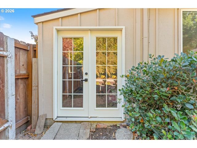 1037 Ne LIJA Loop, Portland, OR 97211