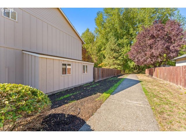 1037 Ne LIJA Loop, Portland, OR 97211