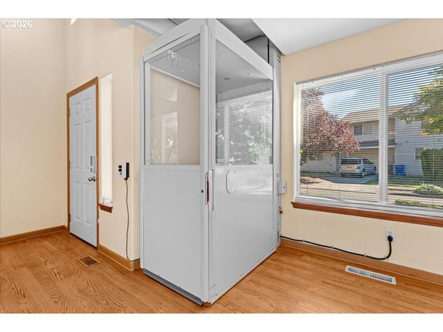 1037 Ne LIJA Loop, Portland, OR 97211