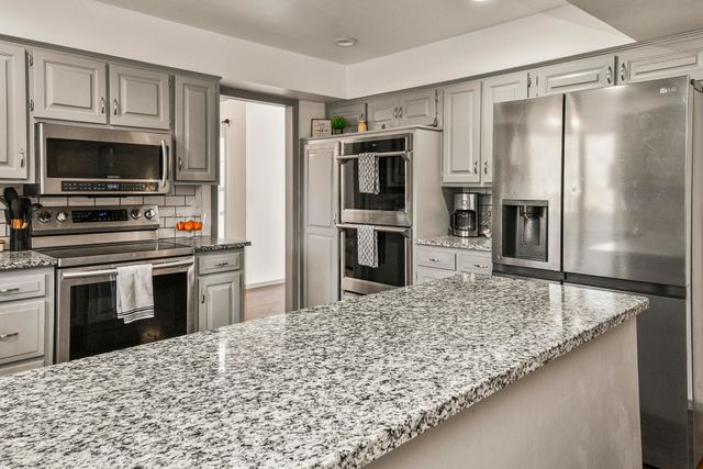 1455 S Oakmont Avenue, Springfield, MO 65809