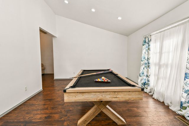 1455 S Oakmont Avenue, Springfield, MO 65809