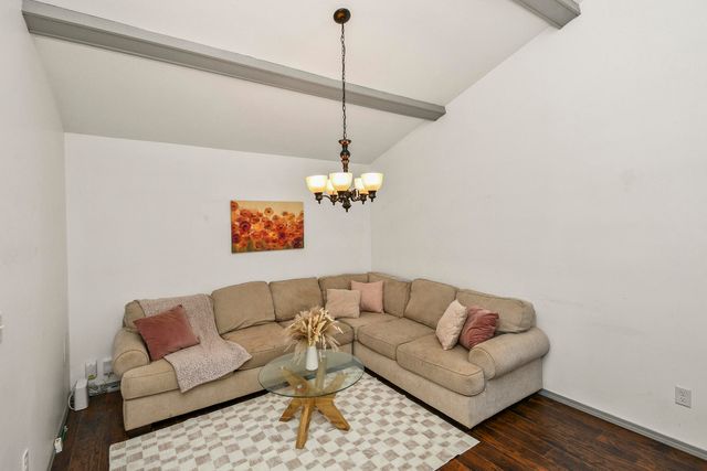 1455 S Oakmont Avenue, Springfield, MO 65809