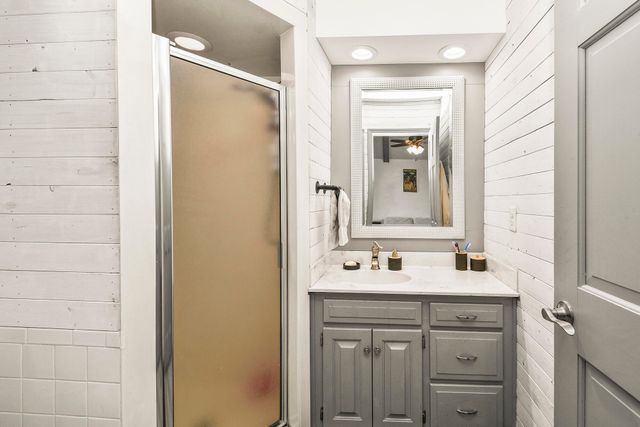 1455 S Oakmont Avenue, Springfield, MO 65809