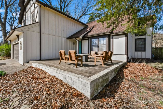 1455 S Oakmont Avenue, Springfield, MO 65809