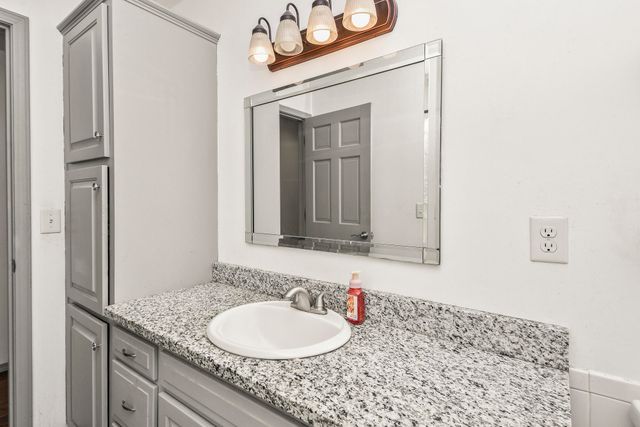 1455 S Oakmont Avenue, Springfield, MO 65809