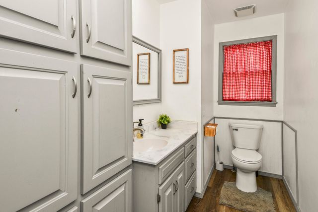 1455 S Oakmont Avenue, Springfield, MO 65809