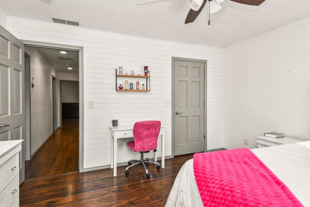 1455 S Oakmont Avenue, Springfield, MO 65809