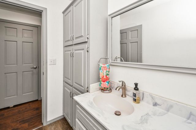 1455 S Oakmont Avenue, Springfield, MO 65809