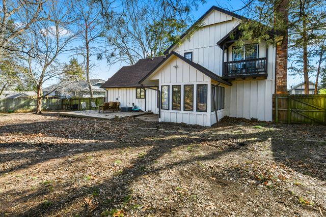 1455 S Oakmont Avenue, Springfield, MO 65809