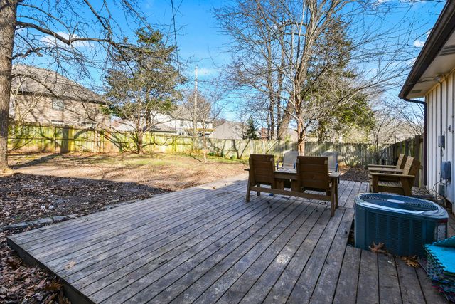 1455 S Oakmont Avenue, Springfield, MO 65809