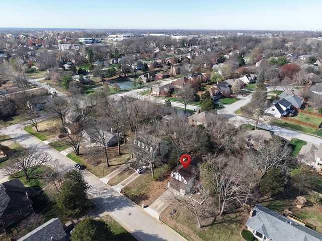 1455 S Oakmont Avenue, Springfield, MO 65809