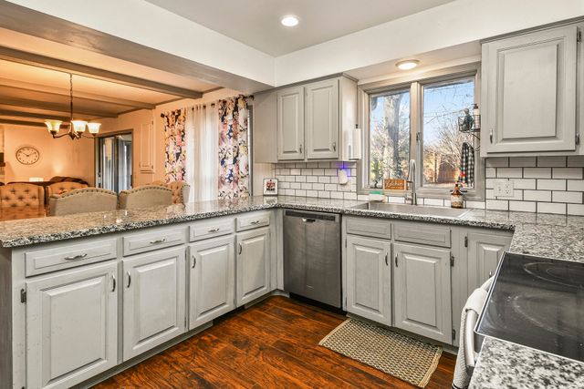 1455 S Oakmont Avenue, Springfield, MO 65809