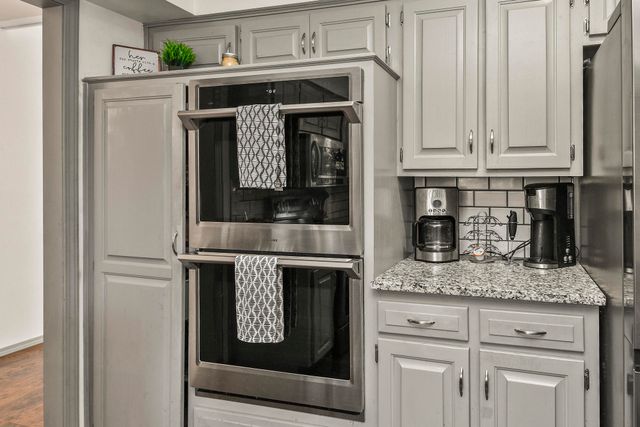 1455 S Oakmont Avenue, Springfield, MO 65809