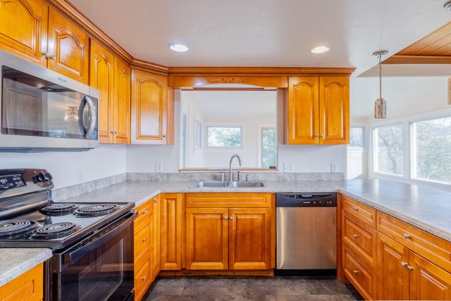 588 NW Scenic Drive, Grants Pass, OR 97526