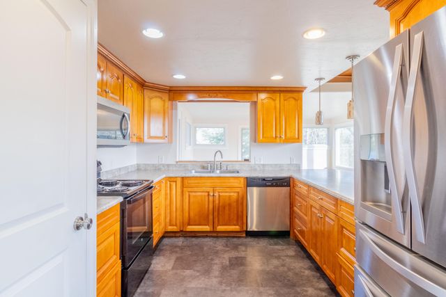 588 NW Scenic Drive, Grants Pass, OR 97526