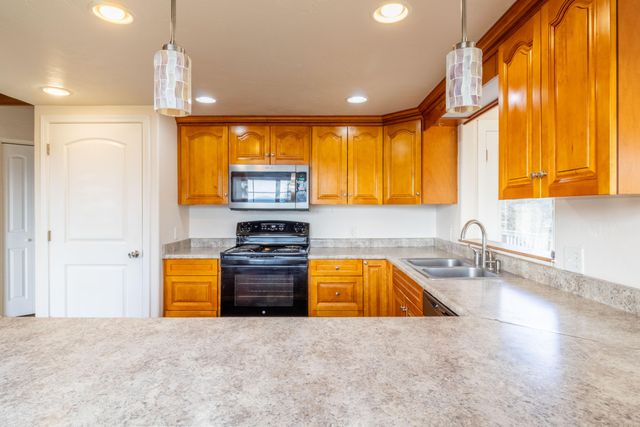 588 NW Scenic Drive, Grants Pass, OR 97526