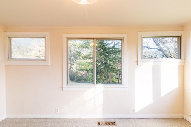 588 NW Scenic Drive, Grants Pass, OR 97526