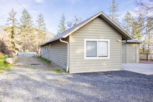 588 NW Scenic Drive, Grants Pass, OR 97526