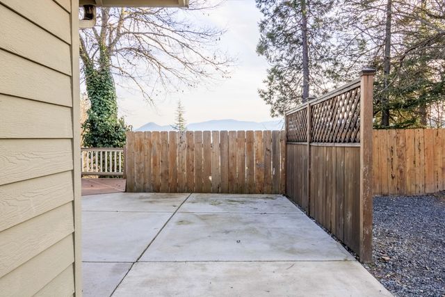 588 NW Scenic Drive, Grants Pass, OR 97526