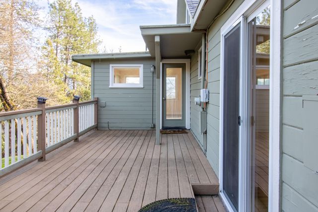 588 NW Scenic Drive, Grants Pass, OR 97526