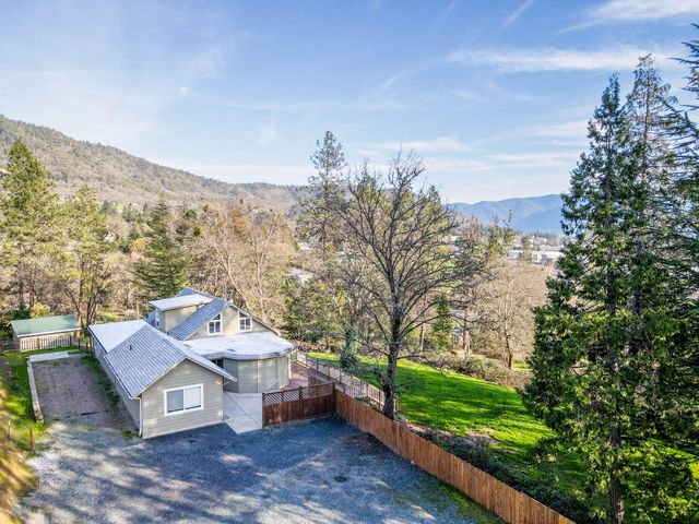588 NW Scenic Drive, Grants Pass, OR 97526